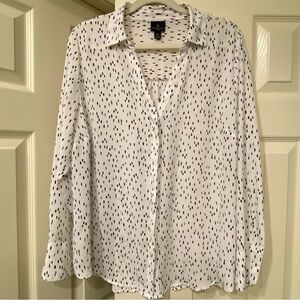 Worthington Woman Career White Button-Up Shirt with Subtle Black Pattern